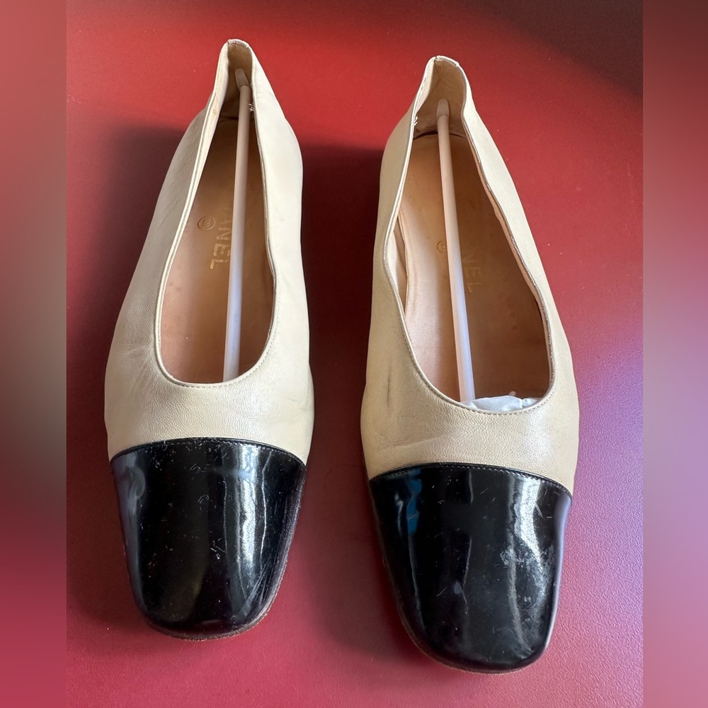 *Chanel Nude Ballet Flats with Black Toe. Size 41. Beautiful!